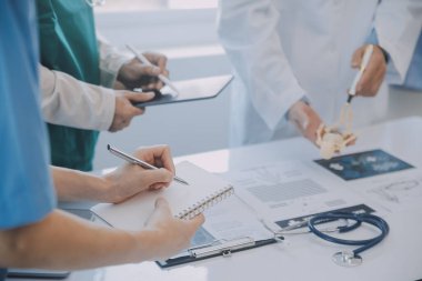 Çok ırklı bir tablet bilgisayarda arıyorum fuaye gruplandırılmış ayakta hasta tartışmak doktorlar takımının görünümü kapatın