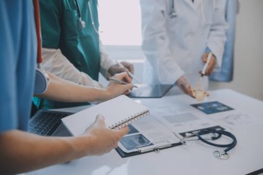 Çok ırklı bir tablet bilgisayarda arıyorum fuaye gruplandırılmış ayakta hasta tartışmak doktorlar takımının görünümü kapatın