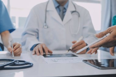 Çok ırklı bir tablet bilgisayarda arıyorum fuaye gruplandırılmış ayakta hasta tartışmak doktorlar takımının görünümü kapatın