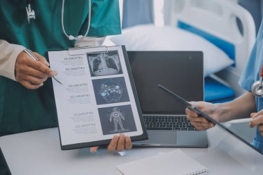 Çok ırklı bir tablet bilgisayarda arıyorum fuaye gruplandırılmış ayakta hasta tartışmak doktorlar takımının görünümü kapatın
