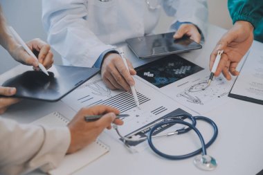 Çok ırklı bir tablet bilgisayarda arıyorum fuaye gruplandırılmış ayakta hasta tartışmak doktorlar takımının görünümü kapatın