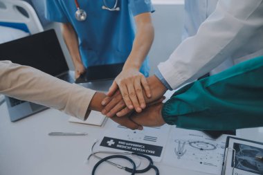 Çok ırklı bir tablet bilgisayarda arıyorum fuaye gruplandırılmış ayakta hasta tartışmak doktorlar takımının görünümü kapatın