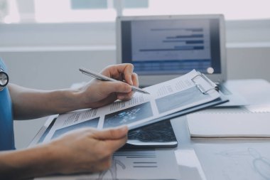 Çok ırklı bir tablet bilgisayarda arıyorum fuaye gruplandırılmış ayakta hasta tartışmak doktorlar takımının görünümü kapatın