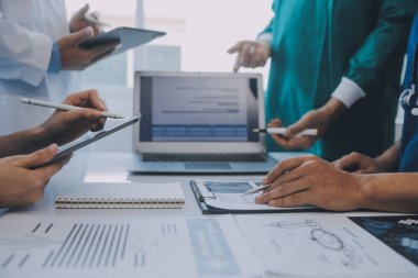 Çok ırklı bir tablet bilgisayarda arıyorum fuaye gruplandırılmış ayakta hasta tartışmak doktorlar takımının görünümü kapatın