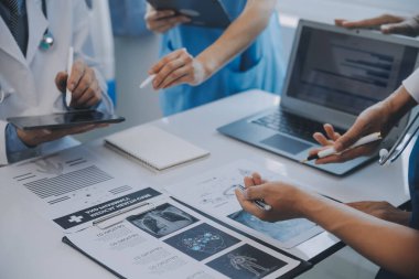 Çok ırklı bir tablet bilgisayarda arıyorum fuaye gruplandırılmış ayakta hasta tartışmak doktorlar takımının görünümü kapatın