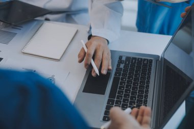 Çok ırklı bir tablet bilgisayarda arıyorum fuaye gruplandırılmış ayakta hasta tartışmak doktorlar takımının görünümü kapatın
