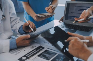 Çok ırklı bir tablet bilgisayarda arıyorum fuaye gruplandırılmış ayakta hasta tartışmak doktorlar takımının görünümü kapatın