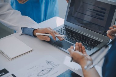 Çok ırklı bir tablet bilgisayarda arıyorum fuaye gruplandırılmış ayakta hasta tartışmak doktorlar takımının görünümü kapatın