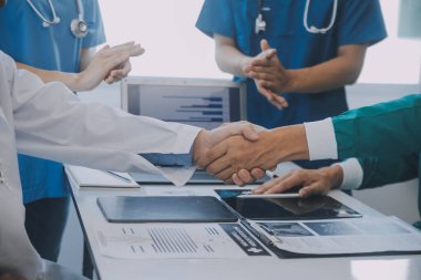 Çok ırklı bir tablet bilgisayarda arıyorum fuaye gruplandırılmış ayakta hasta tartışmak doktorlar takımının görünümü kapatın