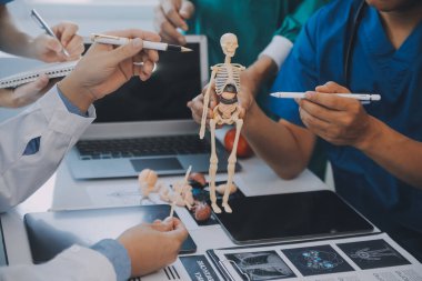 Çok ırklı bir tablet bilgisayarda arıyorum fuaye gruplandırılmış ayakta hasta tartışmak doktorlar takımının görünümü kapatın