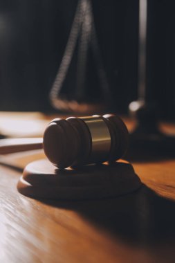 Hukuk bürosunun kütüphanesindeki hukuk kitapları ve adalet terazileri masanın üzerinde. Hukuk eğitimi kavramı.