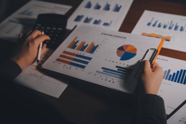 Hesap makinesi kullanarak ve dizüstü bilgisayarla çalışarak iş adamını kapat. Kahve dükkanında finans muhasebesi hakkında hesaplar yap. Finans muhasebe kavramı