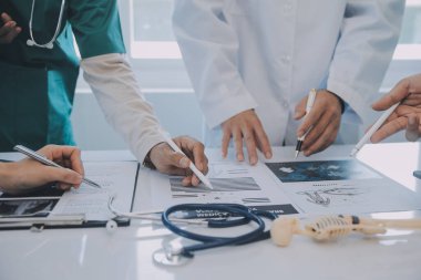 Uluslararası profesyonel doktorlardan oluşan bir ekip modern hastanedeki konferans odasında toplantı yapıyor. Sağlık ve Tıbbi Gelişim Konsepti.