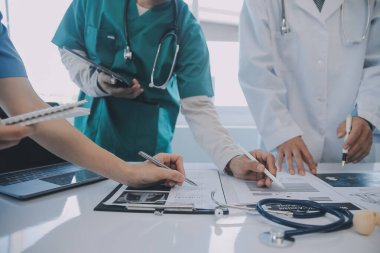 Uluslararası profesyonel doktorlardan oluşan bir ekip modern hastanedeki konferans odasında toplantı yapıyor. Sağlık ve Tıbbi Gelişim Konsepti.