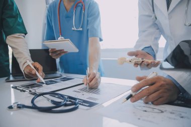 Uluslararası profesyonel doktorlardan oluşan bir ekip modern hastanedeki konferans odasında toplantı yapıyor. Sağlık ve Tıbbi Gelişim Konsepti.