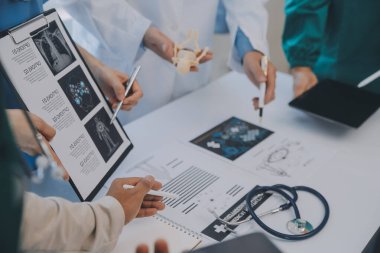 Uluslararası profesyonel doktorlardan oluşan bir ekip modern hastanedeki konferans odasında toplantı yapıyor. Sağlık ve Tıbbi Gelişim Konsepti.