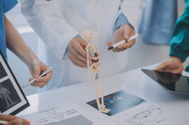 Uluslararası profesyonel doktorlardan oluşan bir ekip modern hastanedeki konferans odasında toplantı yapıyor. Sağlık ve Tıbbi Gelişim Konsepti.