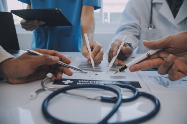 Uluslararası profesyonel doktorlardan oluşan bir ekip modern hastanedeki konferans odasında toplantı yapıyor. Sağlık ve Tıbbi Gelişim Konsepti.