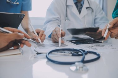 Uluslararası profesyonel doktorlardan oluşan bir ekip modern hastanedeki konferans odasında toplantı yapıyor. Sağlık ve Tıbbi Gelişim Konsepti.