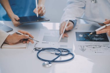 Uluslararası profesyonel doktorlardan oluşan bir ekip modern hastanedeki konferans odasında toplantı yapıyor. Sağlık ve Tıbbi Gelişim Konsepti.