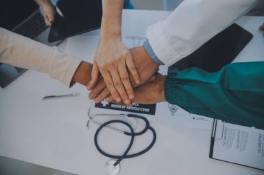 Uluslararası profesyonel doktorlardan oluşan bir ekip modern hastanedeki konferans odasında toplantı yapıyor. Sağlık ve Tıbbi Gelişim Konsepti.