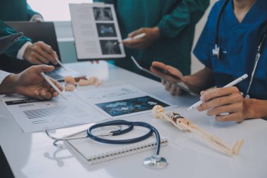 Uluslararası profesyonel doktorlardan oluşan bir ekip modern hastanedeki konferans odasında toplantı yapıyor. Sağlık ve Tıbbi Gelişim Konsepti.