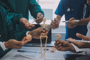 Uluslararası profesyonel doktorlardan oluşan bir ekip modern hastanedeki konferans odasında toplantı yapıyor. Sağlık ve Tıbbi Gelişim Konsepti.