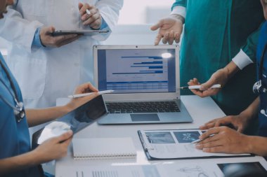 Uluslararası profesyonel doktorlardan oluşan bir ekip modern hastanedeki konferans odasında toplantı yapıyor. Sağlık ve Tıbbi Gelişim Konsepti.