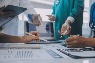 Uluslararası profesyonel doktorlardan oluşan bir ekip modern hastanedeki konferans odasında toplantı yapıyor. Sağlık ve Tıbbi Gelişim Konsepti.