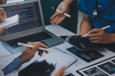 Uluslararası profesyonel doktorlardan oluşan bir ekip modern hastanedeki konferans odasında toplantı yapıyor. Sağlık ve Tıbbi Gelişim Konsepti.