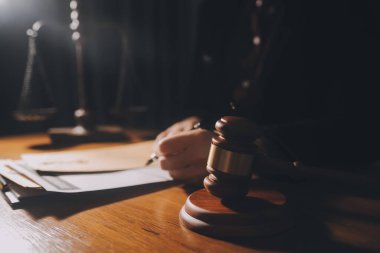 İşletme ve avukatlar ofiste yüksek rütbeli avukatlarla sözleşme belgelerini tartışıyorlar. Hukuk, hukuk hizmetleri, danışmanlık, adalet ve hukuk konsepti film tahıl etkisi ile resim