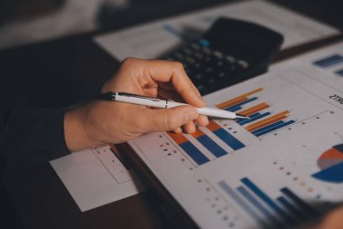 Hesap makinesi kullanarak ve dizüstü bilgisayarla çalışarak iş adamını kapat. Kahve dükkanında finans muhasebesi hakkında hesaplar yap. Finans muhasebe kavramı