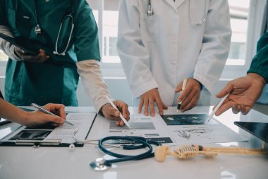 Uluslararası profesyonel doktorlardan oluşan bir ekip modern hastanedeki konferans odasında toplantı yapıyor. Sağlık ve Tıbbi Gelişim Konsepti.