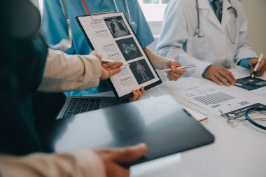 Uluslararası profesyonel doktorlardan oluşan bir ekip modern hastanedeki konferans odasında toplantı yapıyor. Sağlık ve Tıbbi Gelişim Konsepti.