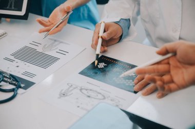 Uluslararası profesyonel doktorlardan oluşan bir ekip modern hastanedeki konferans odasında toplantı yapıyor. Sağlık ve Tıbbi Gelişim Konsepti.