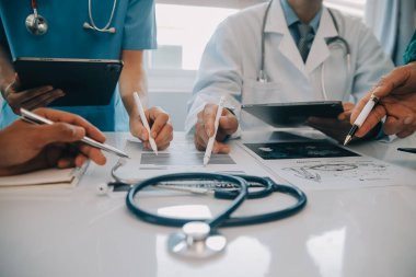 Uluslararası profesyonel doktorlardan oluşan bir ekip modern hastanedeki konferans odasında toplantı yapıyor. Sağlık ve Tıbbi Gelişim Konsepti.