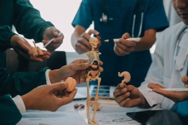 Uluslararası profesyonel doktorlardan oluşan bir ekip modern hastanedeki konferans odasında toplantı yapıyor. Sağlık ve Tıbbi Gelişim Konsepti.