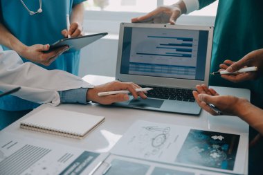 Uluslararası profesyonel doktorlardan oluşan bir ekip modern hastanedeki konferans odasında toplantı yapıyor. Sağlık ve Tıbbi Gelişim Konsepti.