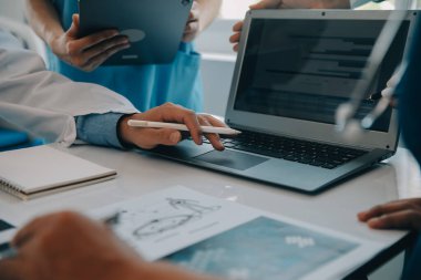 Uluslararası profesyonel doktorlardan oluşan bir ekip modern hastanedeki konferans odasında toplantı yapıyor. Sağlık ve Tıbbi Gelişim Konsepti.