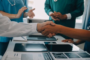 Uluslararası profesyonel doktorlardan oluşan bir ekip modern hastanedeki konferans odasında toplantı yapıyor. Sağlık ve Tıbbi Gelişim Konsepti.