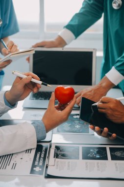 Uluslararası profesyonel doktorlardan oluşan bir ekip modern hastanedeki konferans odasında toplantı yapıyor. Sağlık ve Tıbbi Gelişim Konsepti.