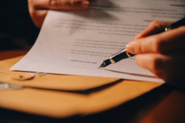 İşletme ve avukatlar ofiste yüksek rütbeli avukatlarla sözleşme belgelerini tartışıyorlar. Hukuk, hukuk hizmetleri, danışmanlık, adalet ve hukuk konsepti film tahıl etkisi ile resim