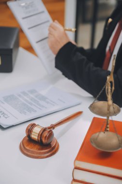 İşletme ve avukatlar ofiste yüksek rütbeli avukatlarla sözleşme belgelerini tartışıyorlar. Hukuk, hukuk hizmetleri, danışmanlık, adalet ve hukuk konsepti film tahıl etkisi ile resim