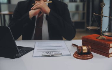 İşletme ve avukatlar ofiste yüksek rütbeli avukatlarla sözleşme belgelerini tartışıyorlar. Hukuk, hukuk hizmetleri, danışmanlık, adalet ve hukuk konsepti film tahıl etkisi ile resim
