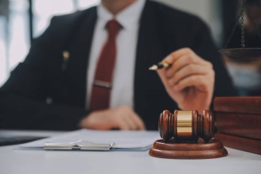 İşletme ve avukatlar ofiste yüksek rütbeli avukatlarla sözleşme belgelerini tartışıyorlar. Hukuk, hukuk hizmetleri, danışmanlık, adalet ve hukuk konsepti film tahıl etkisi ile resim