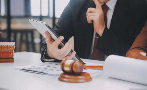 Бизнес и юристы обсуждают контрактные документы с медными весами на столе в офисе. Право, юридические услуги, консультации, правосудие и правовая концепция с эффектом пленки зерна