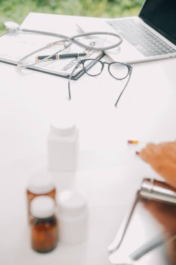 Steteskoplu sağlık faturası beyanı, doktorların tıbbi merkezdeki çalışması için bir şişe ilaç..