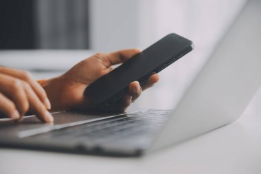 Asyalı iş kadını dizüstü bilgisayar kullanıyor ve ofiste hesap makinesi ile çalışıyor, mali raporu, iş planı yatırımını, mali analiz konseptini analiz etmeyi planlıyor..