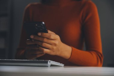 Asyalı iş kadını dizüstü bilgisayar kullanıyor ve ofiste hesap makinesi ile çalışıyor, mali raporu, iş planı yatırımını, mali analiz konseptini analiz etmeyi planlıyor..