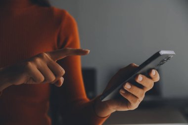 Asyalı iş kadını dizüstü bilgisayar kullanıyor ve ofiste hesap makinesi ile çalışıyor, mali raporu, iş planı yatırımını, mali analiz konseptini analiz etmeyi planlıyor..